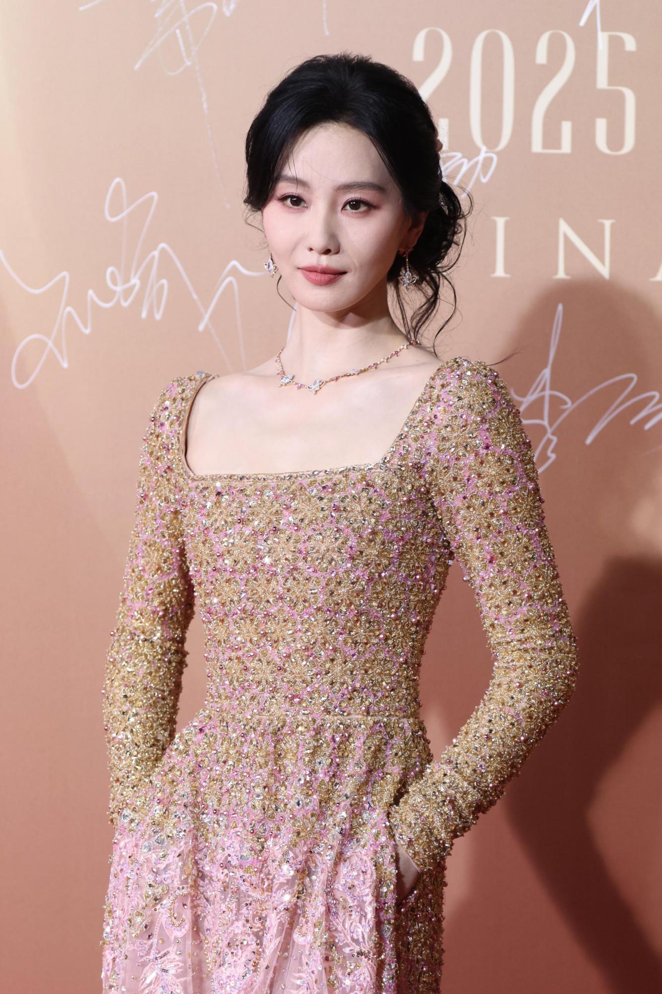 刘诗诗抹胸连身礼服上半身现场生图[2]